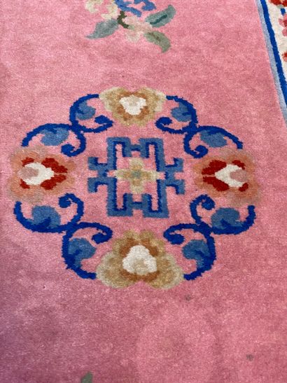  Paire de tapis chinois 
Sur fond rose à décor de fleurs et motifs géométriques 
139...