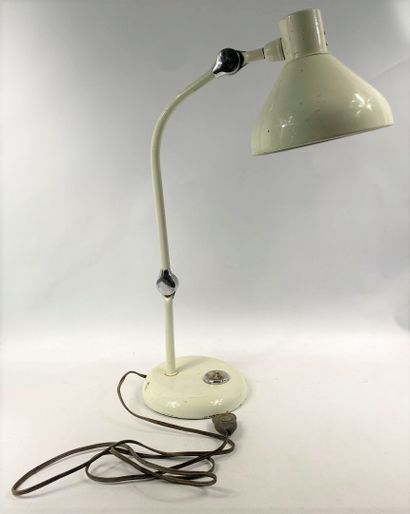 Lampe de bureau en métal laqué blanc à bras tubulaire retenant un réflecteur cônique...