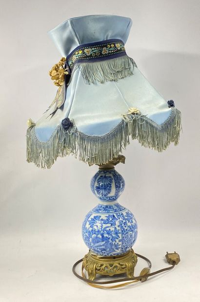  CHINE, XXe siècle 
Vase double gourde en porcelaine bleu blanc à décor de fleurs...