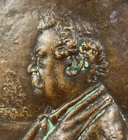  Plaque en bronze sculpté en bas-relief représentant le portrait en buste de profil...