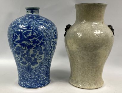  CHINE, XXe siècle 
Ensemble de deux vases dont un vase en céramique Nankin et un...