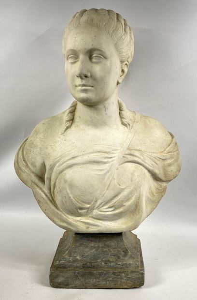 Buste de femme en marbre blanc sculpté posant...