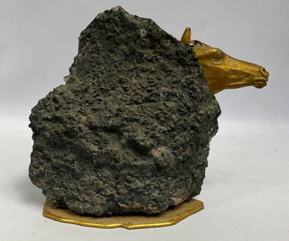  Sujet représentant une tête de cheval sculptée en métal doré inscrite dans une géode...