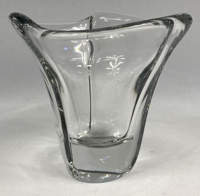  DAUM France 
Vase en cristal transparent à bord étiré 
Signé sur la base 
H : 17.5...