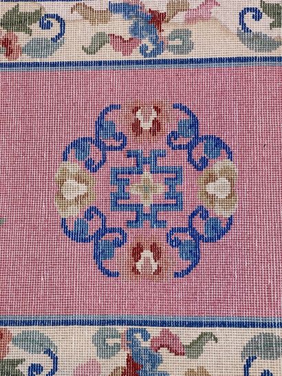  Paire de tapis chinois 
Sur fond rose à décor de fleurs et motifs géométriques 
139...