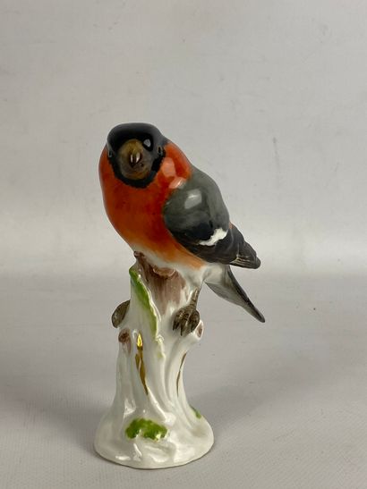  Dans le goût de MEISSEN 
Sujet figurant un oiseau branché en porcelaine polychrome...
