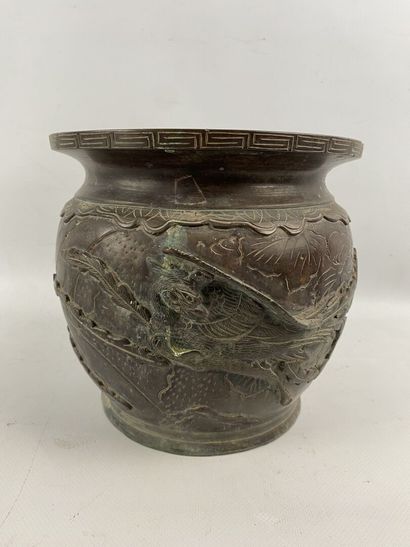 CHINE, XXe siècle 
Vase en bronze à décor...