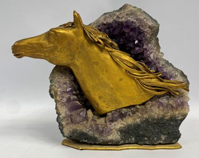  Sujet représentant une tête de cheval sculptée en métal doré inscrite dans une géode...