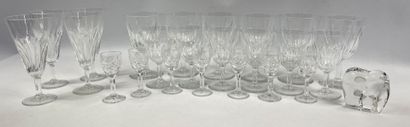  BACCARAT 
Partie de service de verres, modèle Cassino, en cristal taillé comprenant...