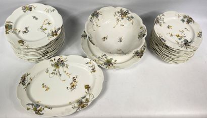  E. BOURGEOIS 
Service de table en porcelaine à décor de branchages fleuris, comprenant...