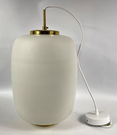  Luminaire en verre opalin blanc et laiton doré 
Travail moderne 
H : 41,5 cm