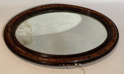  Miroir ovale entourage imitation écaille 
57 x 42 cm 
(accidents et manques)