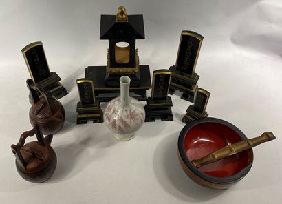  JAPON, XXe siècle 
Lot comprenant des éléments d'autel en bois laqué noir et doré,...