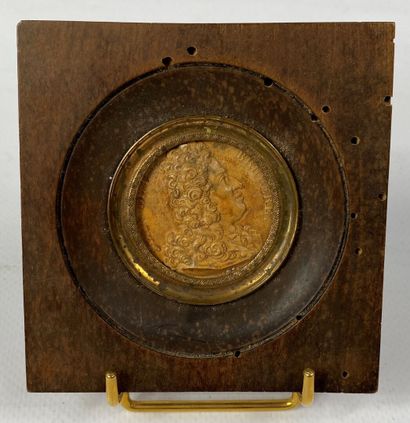  Miniature en composition représentant le profil de Jean de la Bruyère 
Diam : 3,5...