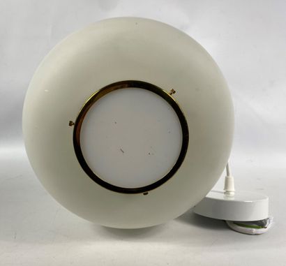  Luminaire en verre opalin blanc et laiton doré 
Travail moderne 
H : 41,5 cm