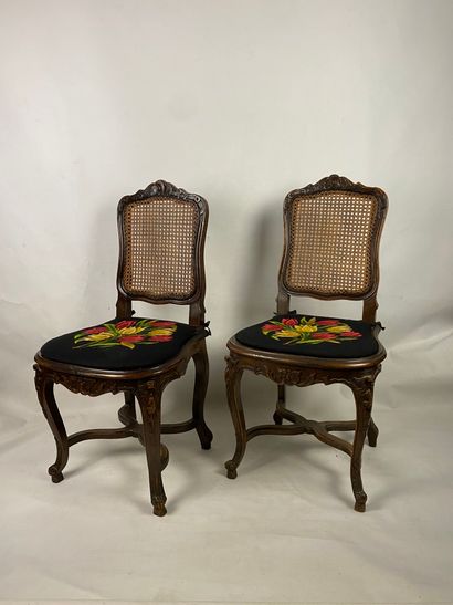  Paire de chaises en bois naturel mouluré et sculpté à dossier et assise cannées,...