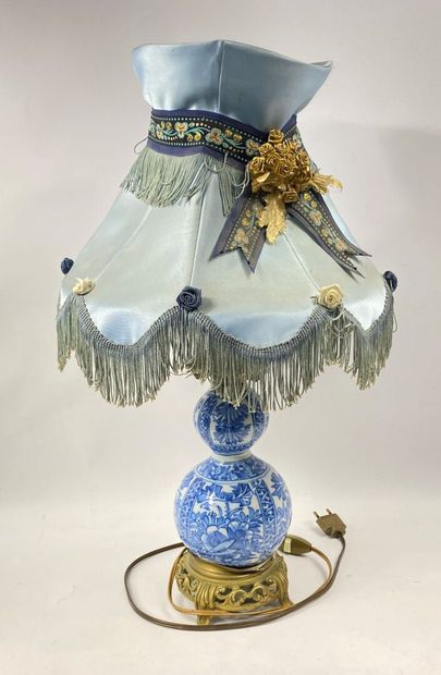  CHINE, XXe siècle 
Vase double gourde en porcelaine bleu blanc à décor de fleurs...
