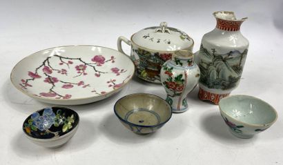  CHINE, XIXe et XXe siècles 
Lot comprenant des céramiques dont un vase miniature...