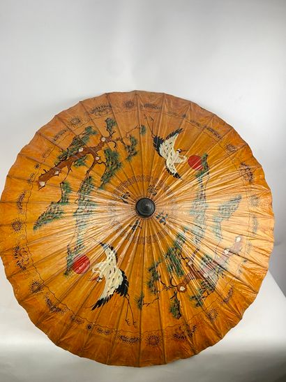 JAPON, XXe siècle 
Ombrelle à décor de hérons...