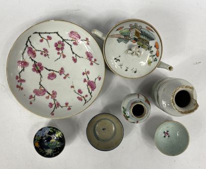  CHINE, XIXe et XXe siècles 
Lot comprenant des céramiques dont un vase miniature...