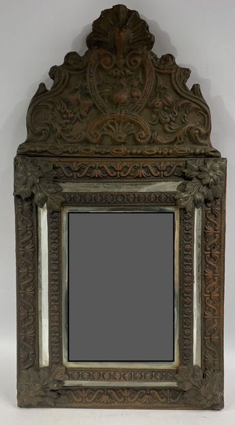  Petit miroir à parecloses en bois sculpté 
57 x 30 cm