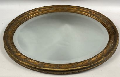 Miroir ovale en bois doré, entourage de frise...