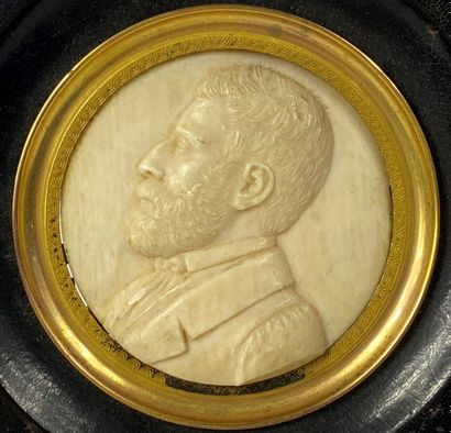  Miniature ronde en léger relief représentant un buste d'homme de profil 
Diam :...