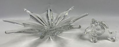  Coupe en cristal à bords étirés 
On joint un sujet Poisson en cristal moulé 
Diam...