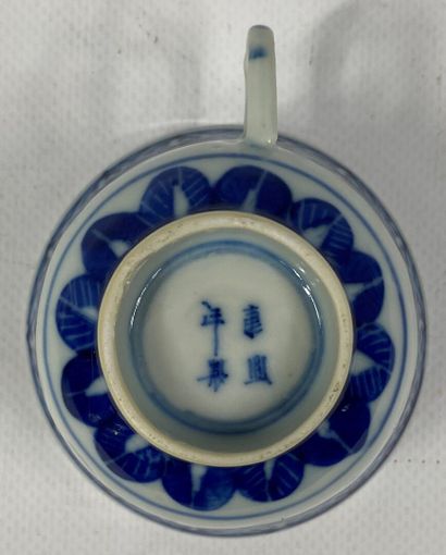  Lot de différentes parties de services à thé en porcelaine à décor blanc bleu dans...