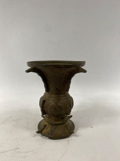  CHINE, XXe siècle 
Petit vase gu en bronze, la partie centrale renflée, à décor...