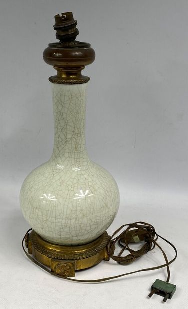  Vase bouteille en porcelaine craquelée à long col étroit 
H : 24 cm 
(monté en lampe,...