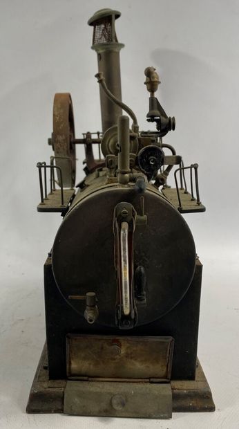  Machine à vapeur en tôle peinte 
35 x 32 cm 
(oxydation, manques)