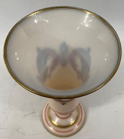  Vase cornet sur piédouche en verre opalin à décor imprimé d'un médaillon orné d'une...