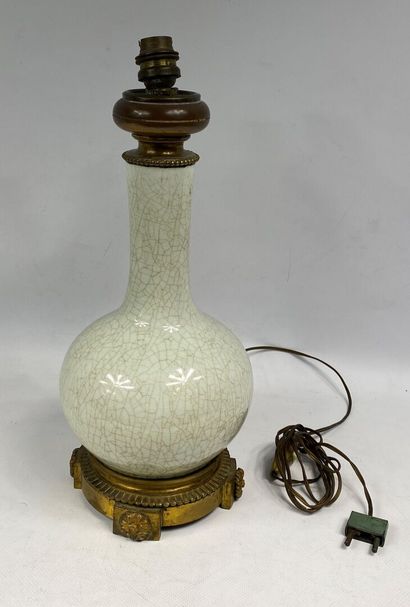  Vase bouteille en porcelaine craquelée à long col étroit 
H : 24 cm 
(monté en lampe,...
