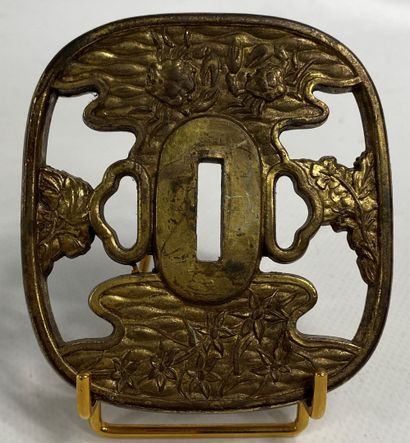  JAPON 
Grand tsuba en bronze doré ajouré à décor de crabes et de fleurs 
8,5 x 8...
