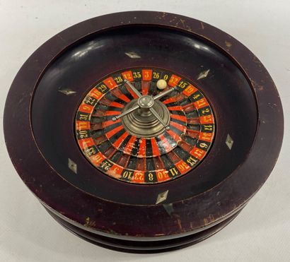  Jeu de la roulette en bois peint 
Diam : 27 cm 
(petits éclats)