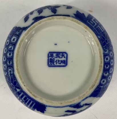  Lot de différentes parties de services à thé en porcelaine à décor blanc bleu dans...