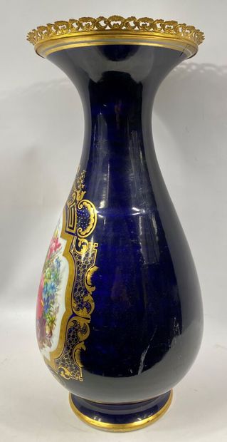  SEVRES 
Important vase balustre en porcelaine à décor polychrome de fleurs en réserve...