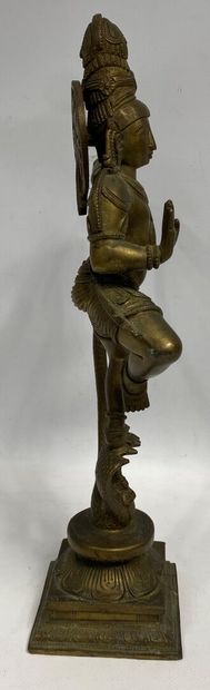  Sujet en bronze sculpté dans le goût indien 
H : 36 cm