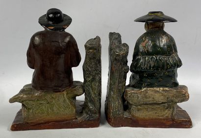  Deux sujets en terre cuite polychrome sculptée figurant un couple de paysans 
19...