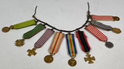  Barrette de 9 miniatures en métal comprenant : croix de guerre 1914-1918, croix...