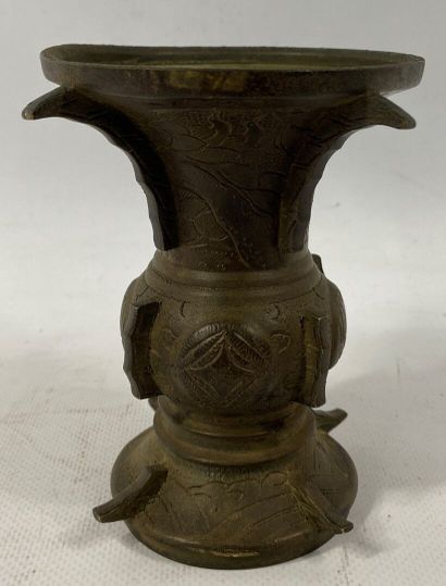  CHINE, XXe siècle 
Petit vase gu en bronze, la partie centrale renflée, à décor...
