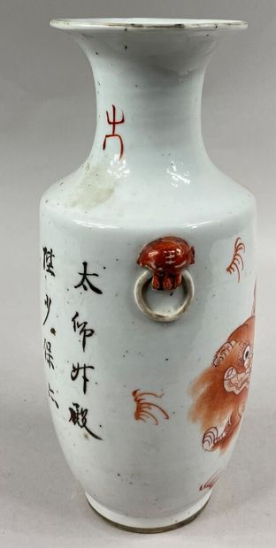  CHINE 
Vase de forme queue de phénix en poreclaine émaillée dans les tons corails...