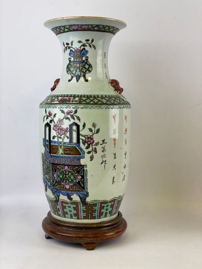  CHINE 
Vase balustre en porcelaine émaillé à décor des "Cent antiquités" et poème...