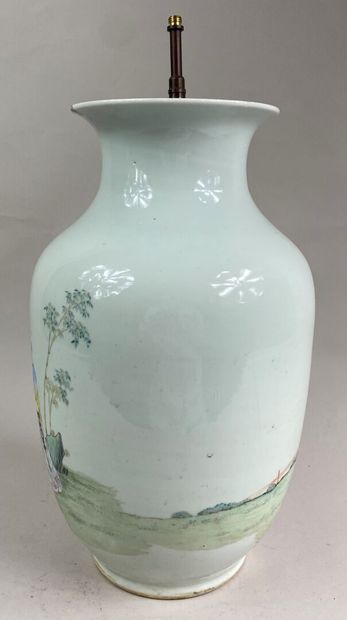  CHINE 
Vase balustre en porcelaine émaillée polychrome dans le style de la Famille...