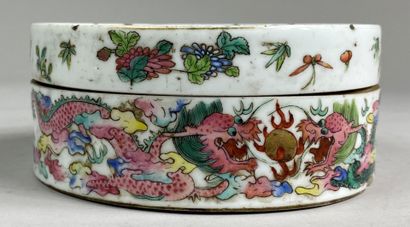  CHINE 
Boîte ronde couverte en porcelaine émaillée dans le style de la Famille rose....