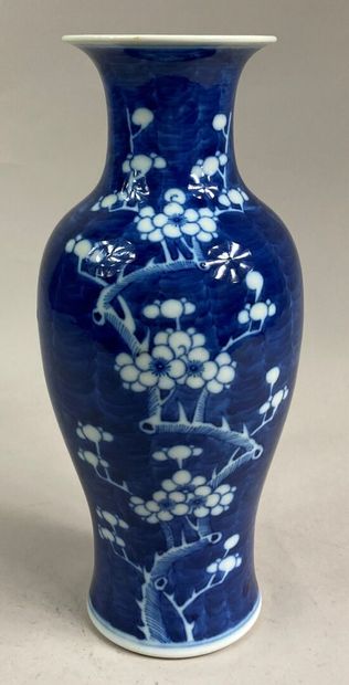  CHINE, XXe siècle 
Petit vase balustre en céramique à décor blanc sur fond bleu...