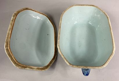  CHINE, Compagnie des Indes 
Terrine à pans coupés en porcelaine émaillée bleu blanc...