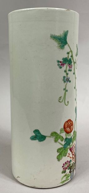  CHINE 
Vase rouleau à décor émaillé de pivoines et branchage 
Marque sous la base...
