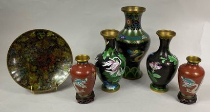 CHINA, 20th century 
Set of cloisonné vases...